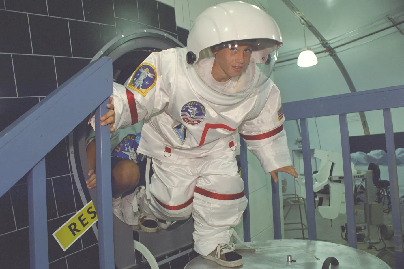 子供の宇宙への興味を育てる年齢別ガイド — 3歳から中学生まで【2026年版】